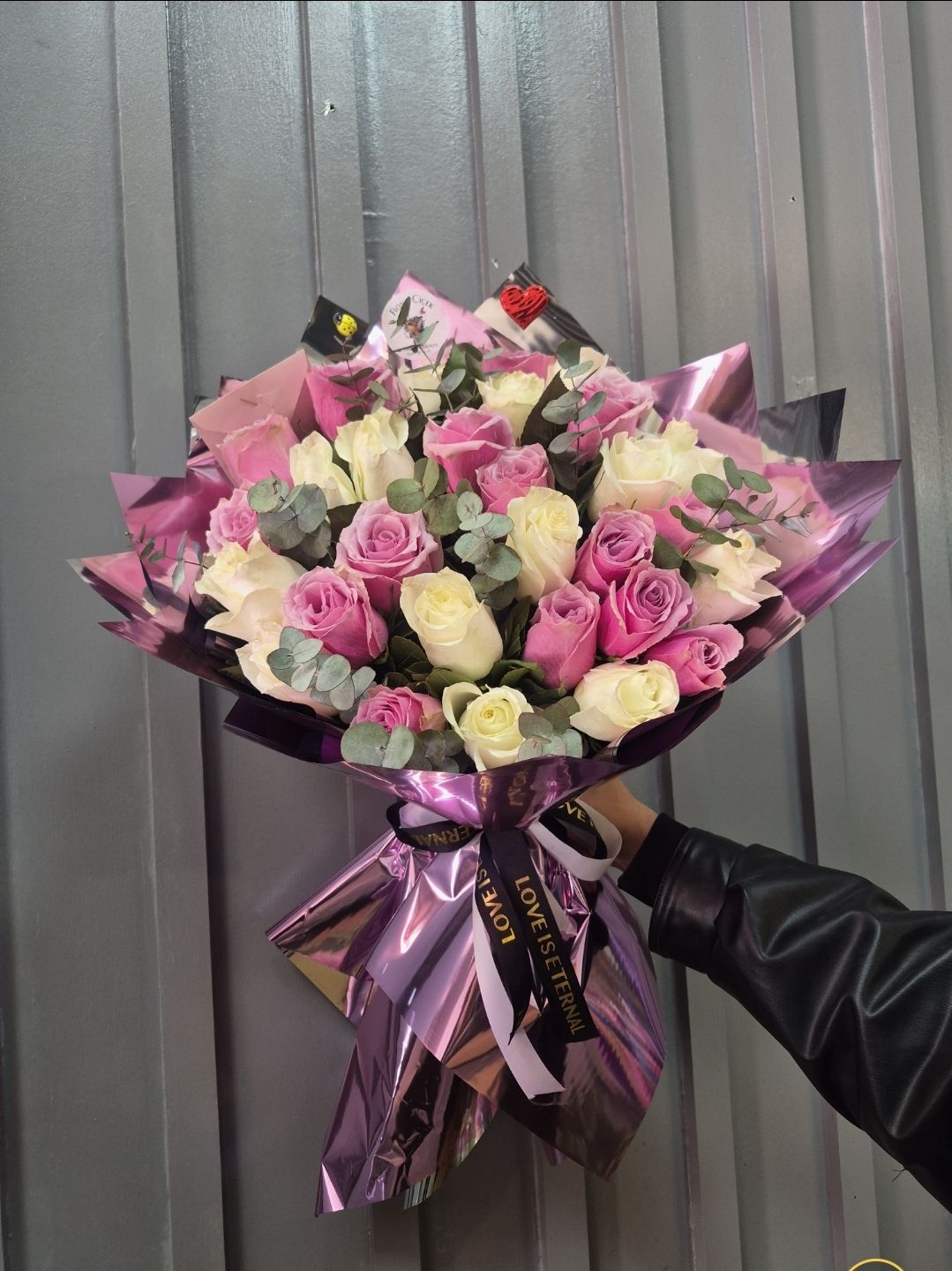 30 AD. PEMBE VE BEYAZ GÜL BUKETİ 1