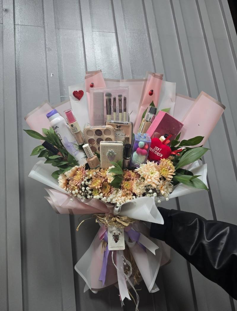 ÇİÇEKLİ KADIN MAKYAJ BUKETİ