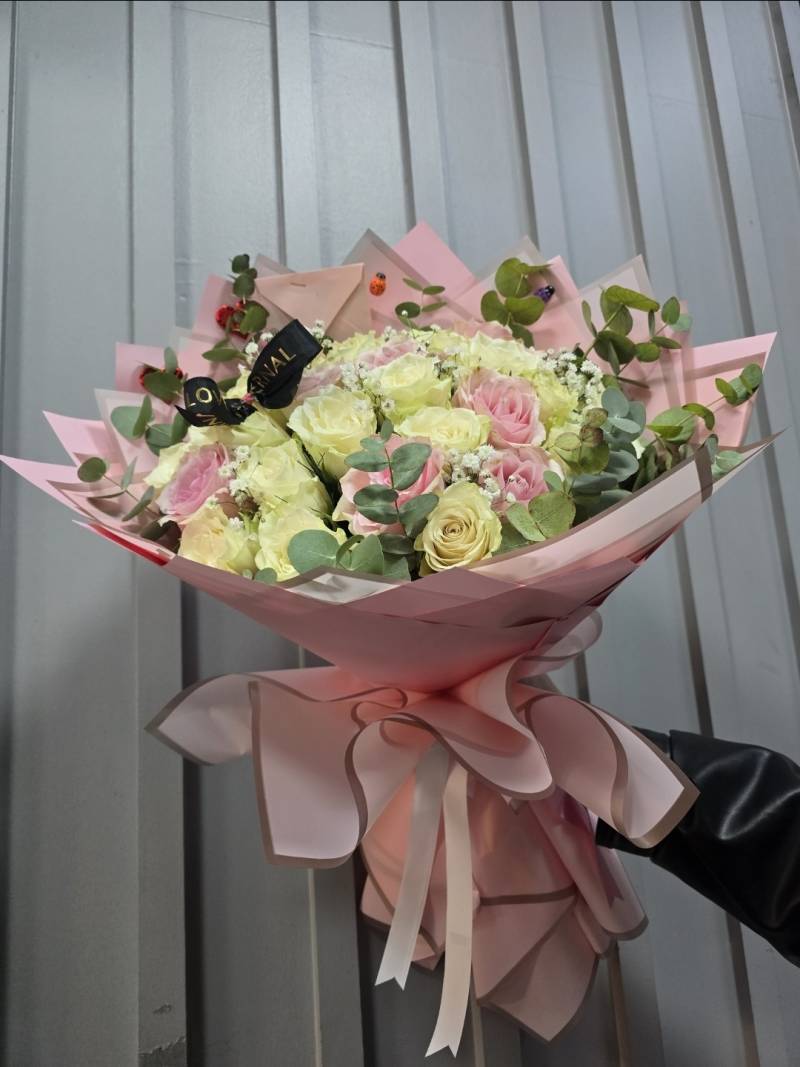 30 AD. PEMBE VE BEYAZ GÜL BUKETİ 