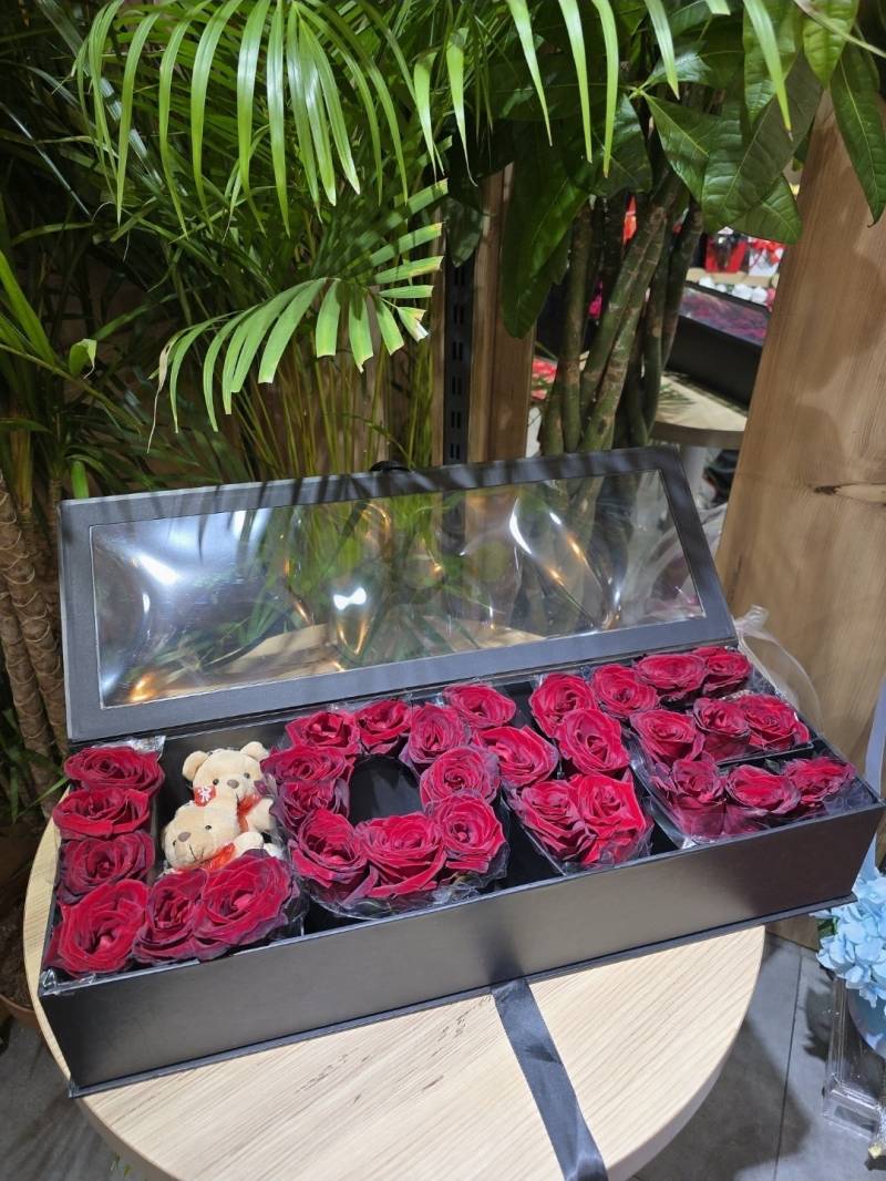 XXL KIRMIZI GÜLLERDEN LOVE KUTUSU