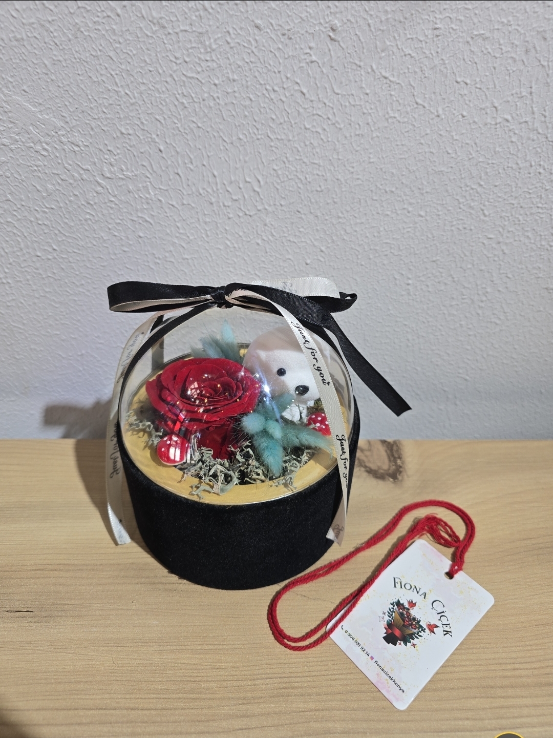 KIRMIZI ŞOKLANMIŞ SEVİMLİ KUTU