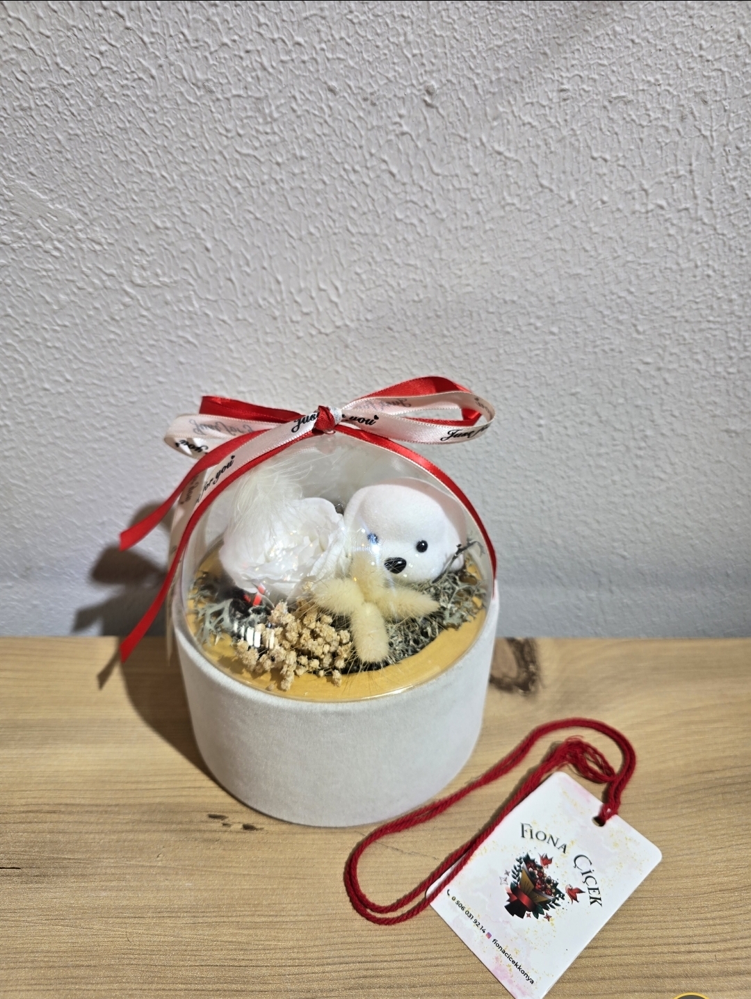 BEYAZ ŞOKLANMİŞ SEVİMLİ KUTU