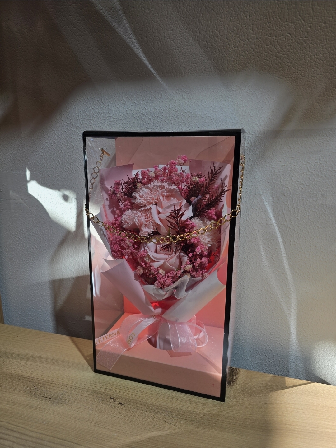 PEMBE KUTUDA ŞOKLANMIŞ BUKET 