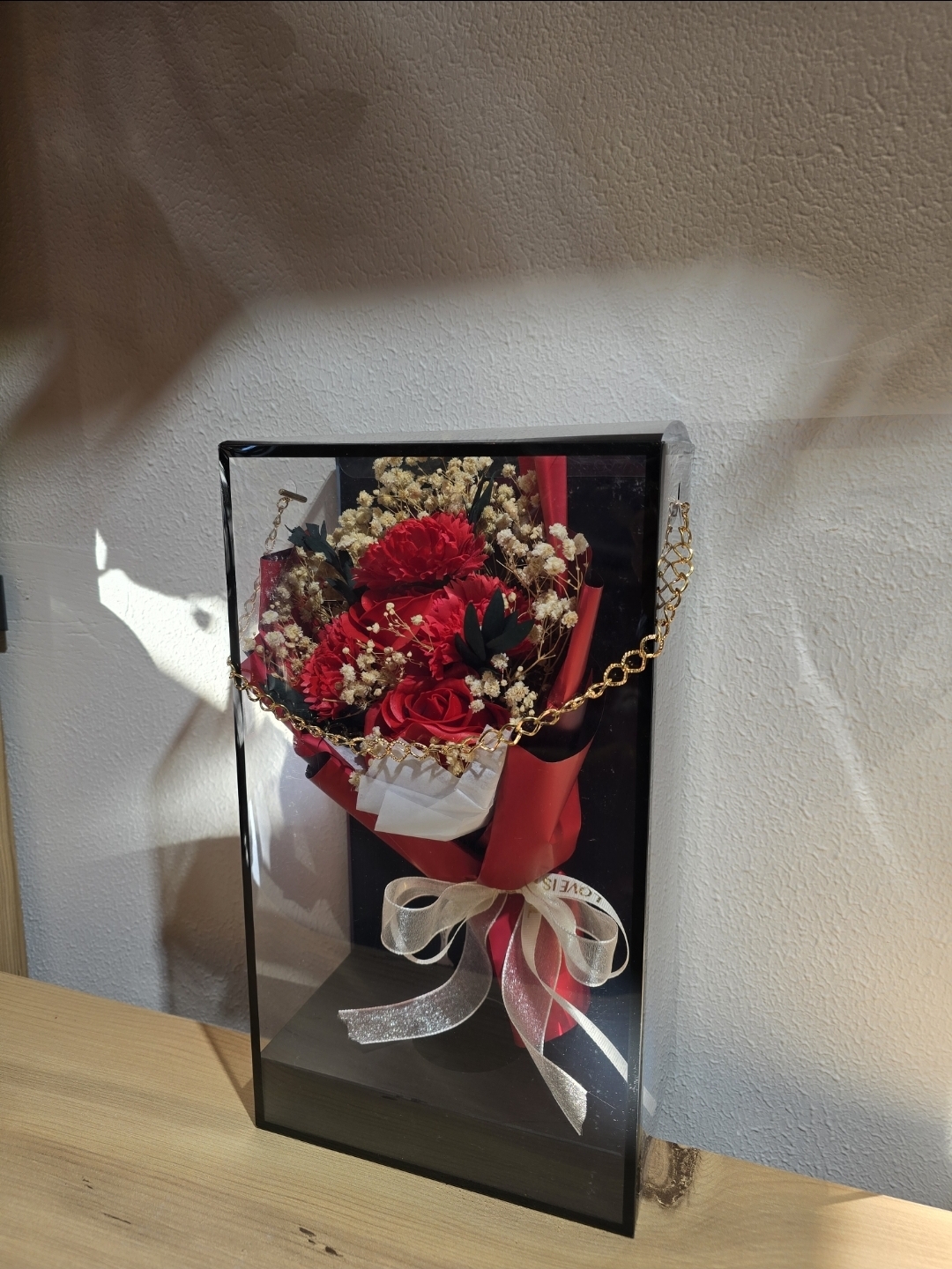 KIRMIZI KUTUDA ŞOKLANMIŞ BUKET