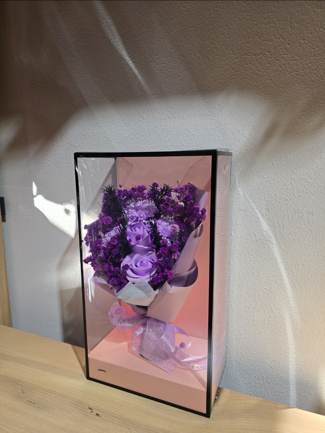 MOR KUTUDA ŞOKLANMIŞ BUKET