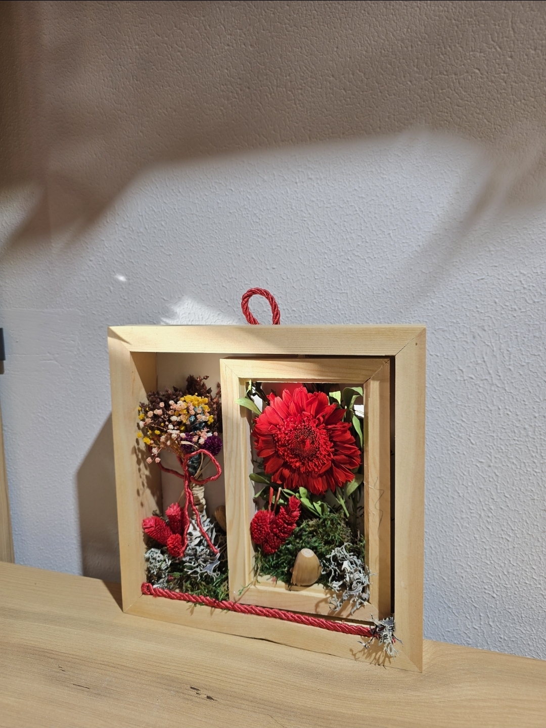 KIRMIZI ŞOKLANMIŞ DOĞAL DUVAR TABLOSU